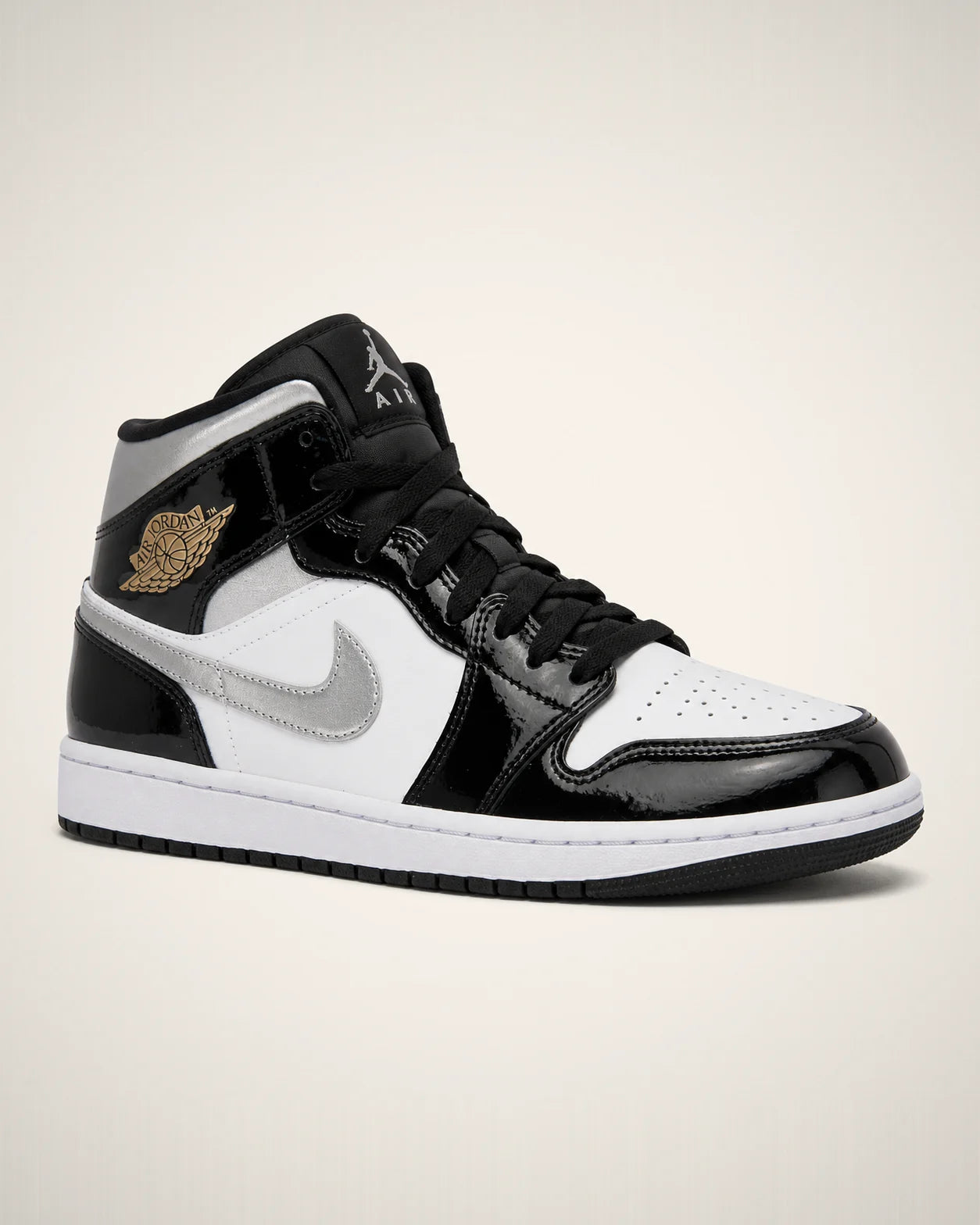 Jordan 1 Mid blanco con charol negro, cuello y Swoosh plata, y Wings dorado.
