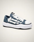 Low-top de denim lavado con aplicaciones blancas y suela gruesa.