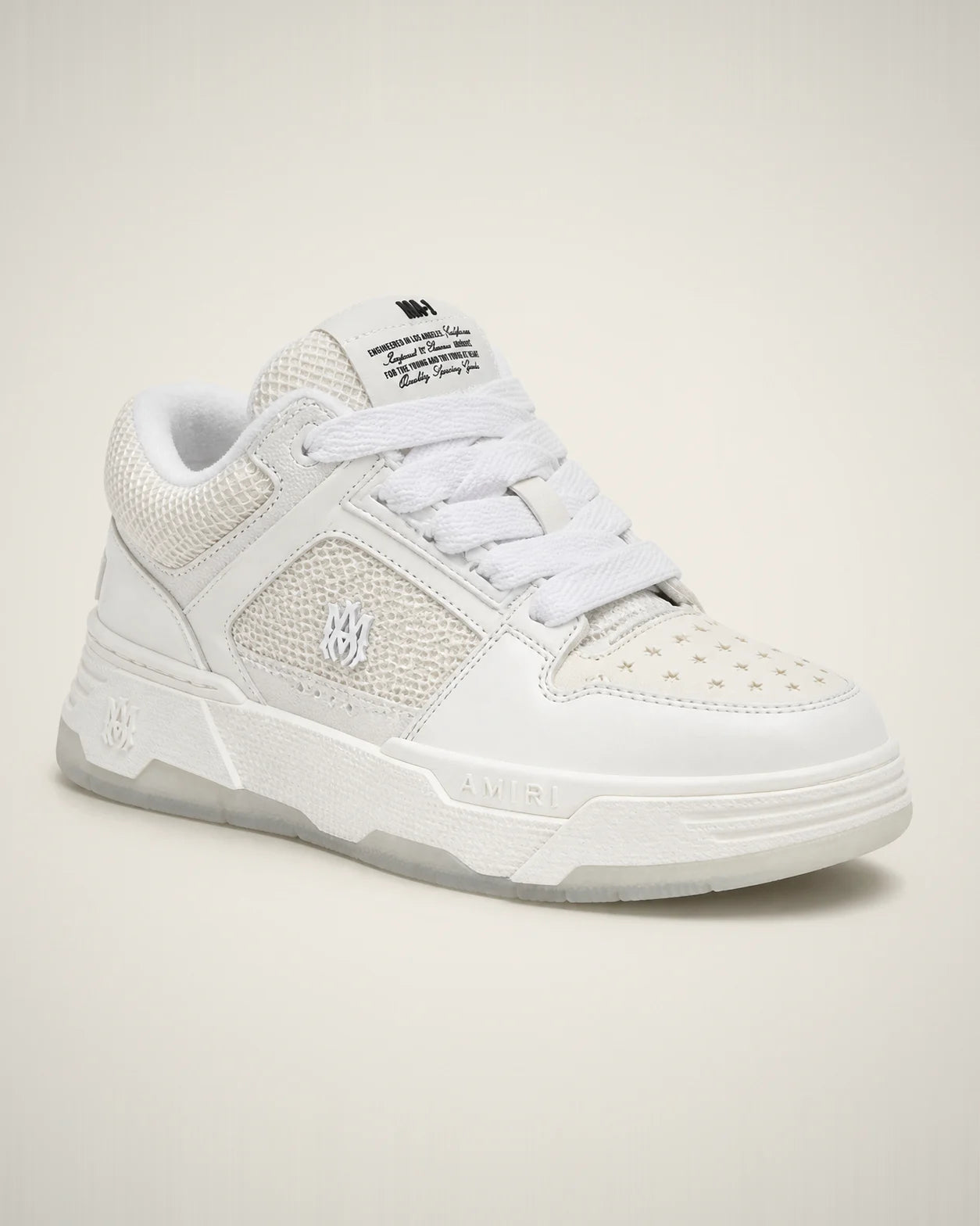 MA-1 blanco tonal con cuero, malla, puntera perforada, cordones anchos y suela exagerada.