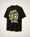 Playera negra con gráfica circular amarilla y blanca.