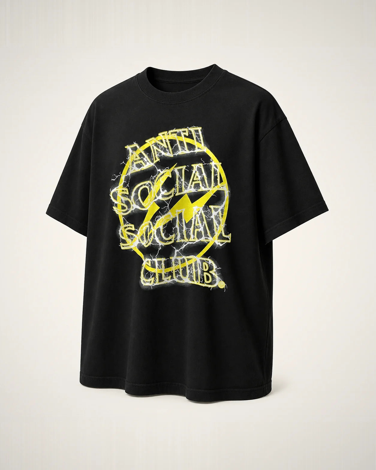 Playera negra con gráfica circular amarilla y blanca.