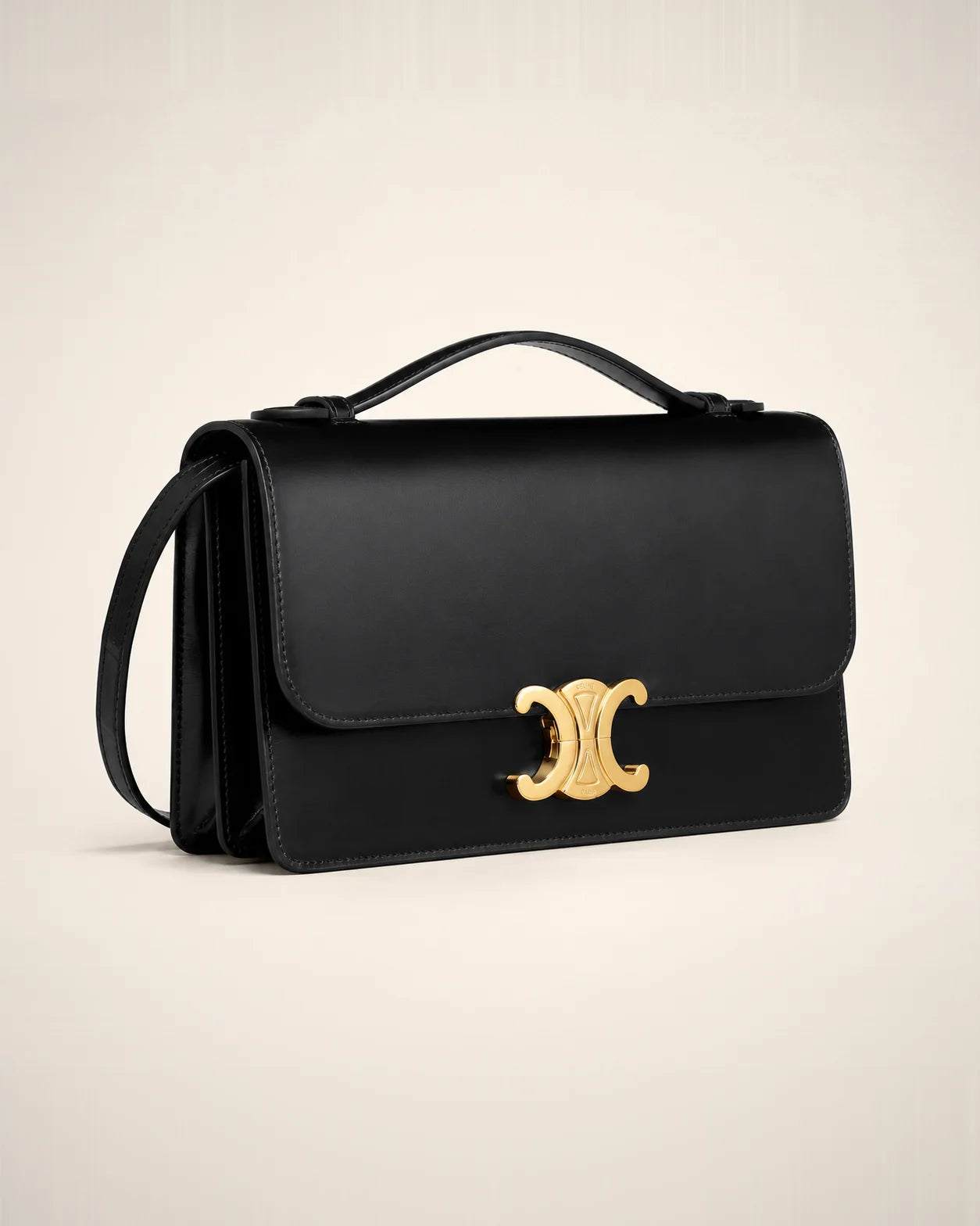 Celine Triomphe Medium Black, bolso de lujo de silueta reconocible.