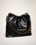 Chanel 22 Small Black, bolso de lujo de silueta reconocible.