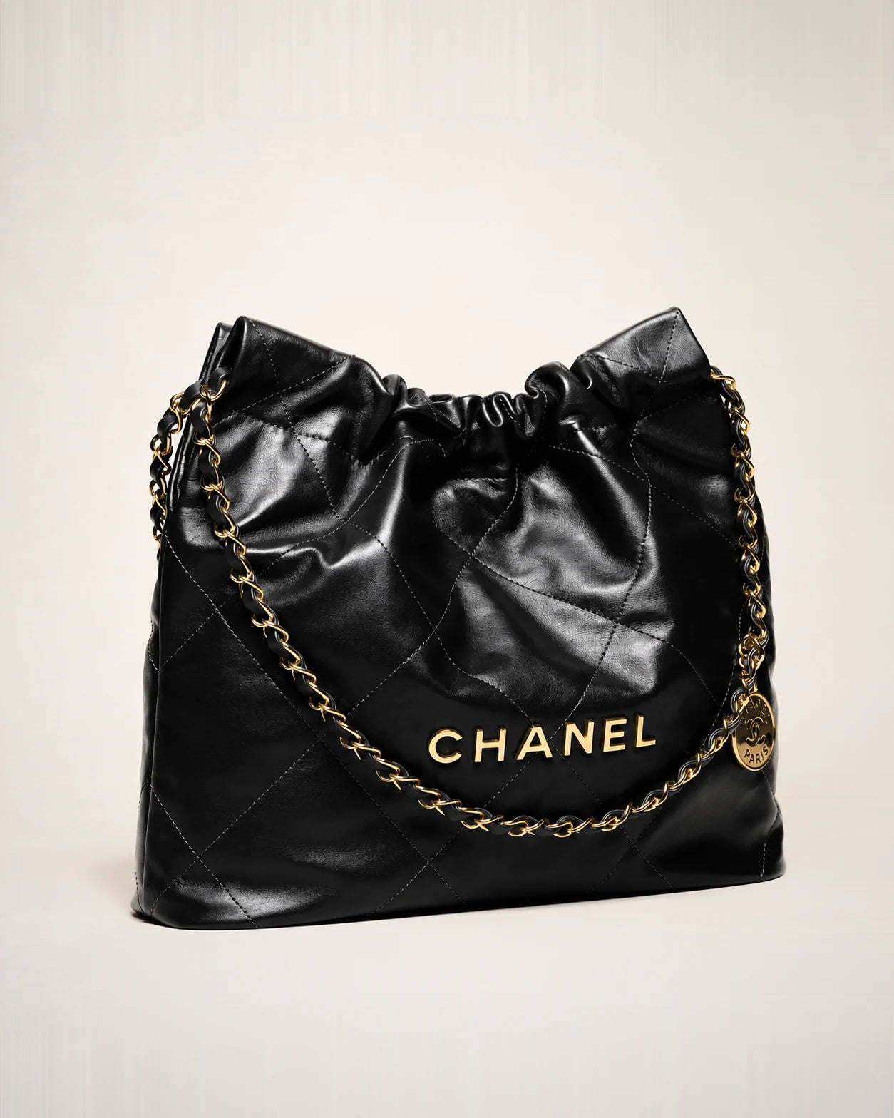 Chanel 22 Small Black, bolso de lujo de silueta reconocible.