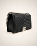 Chanel Boy Medium Black, bolso de lujo de silueta reconocible.