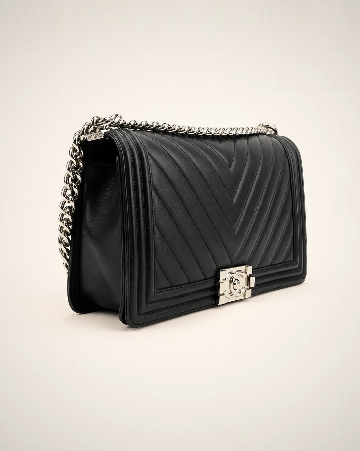 Chanel Boy Medium Black, bolso de lujo de silueta reconocible.