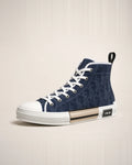 B23 high-top azul marino con jacquard Oblique, puntera blanca y placa lateral metálica.