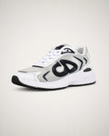 Runner B30 blanco y plata con emblemas oscuros sobredimensionados y talón acanalado de aire técnico.