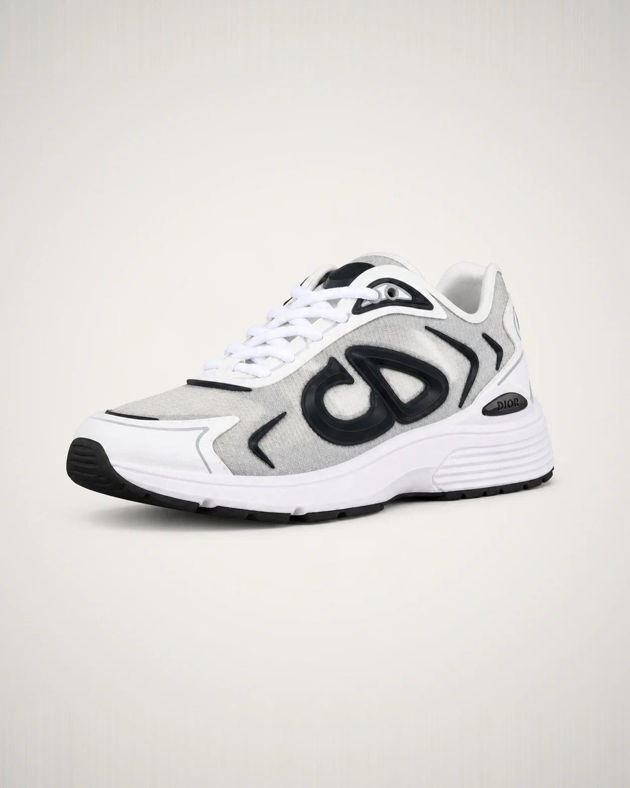 Runner B30 blanco y plata con emblemas oscuros sobredimensionados y talón acanalado de aire técnico.