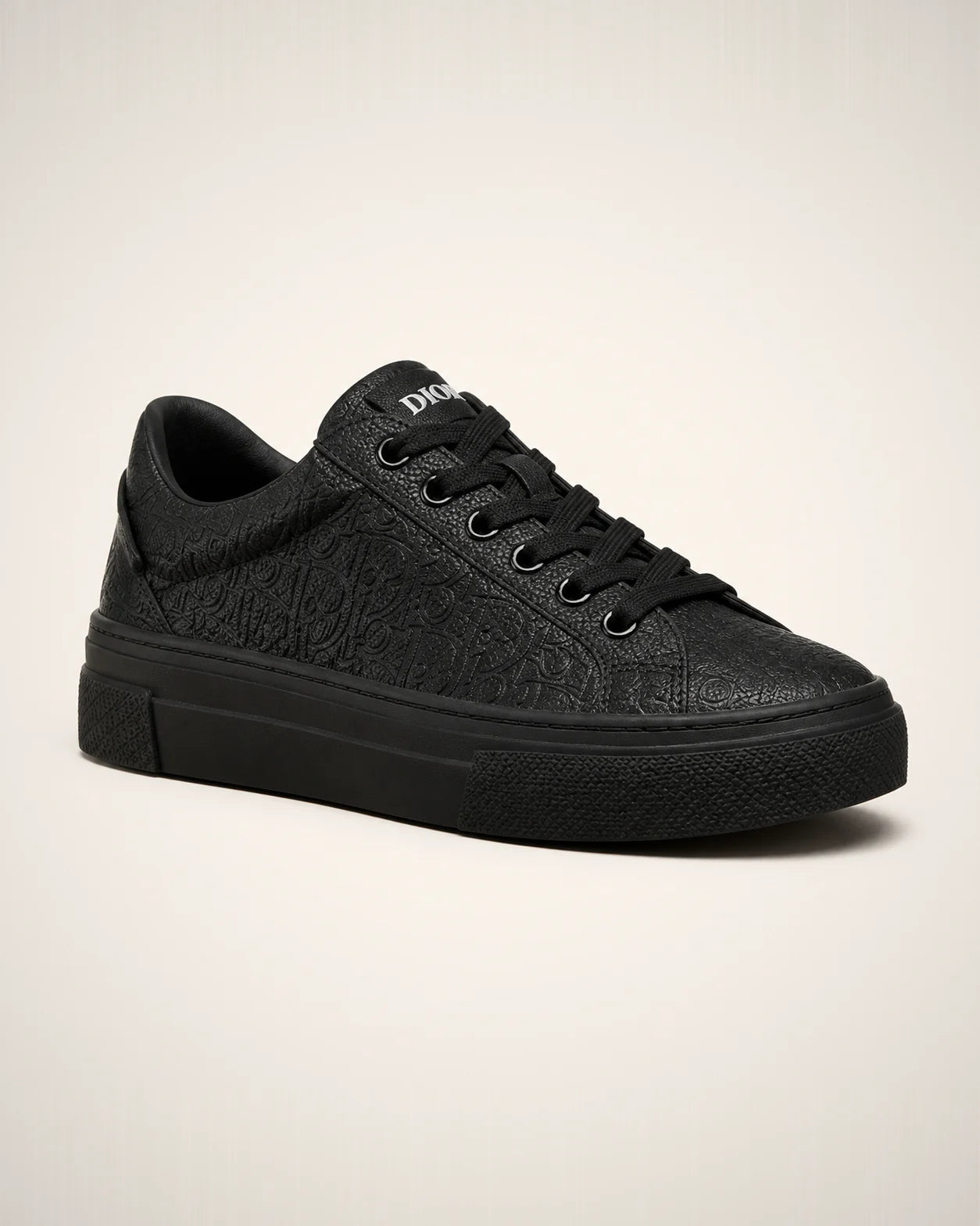 Low-top negro con relieve Oblique tonal, cordón negro y plataforma de goma mate.