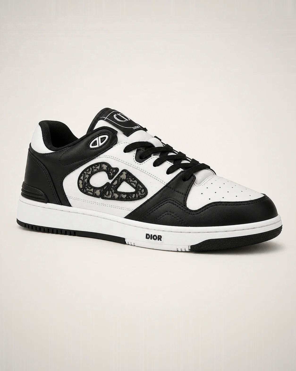 B57 low negro y blanco con inserto CD Oblique, puntera perforada y suela cupsole bicolor.
