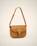 Dior Bobby Medium Brown, bolso de lujo de silueta reconocible.