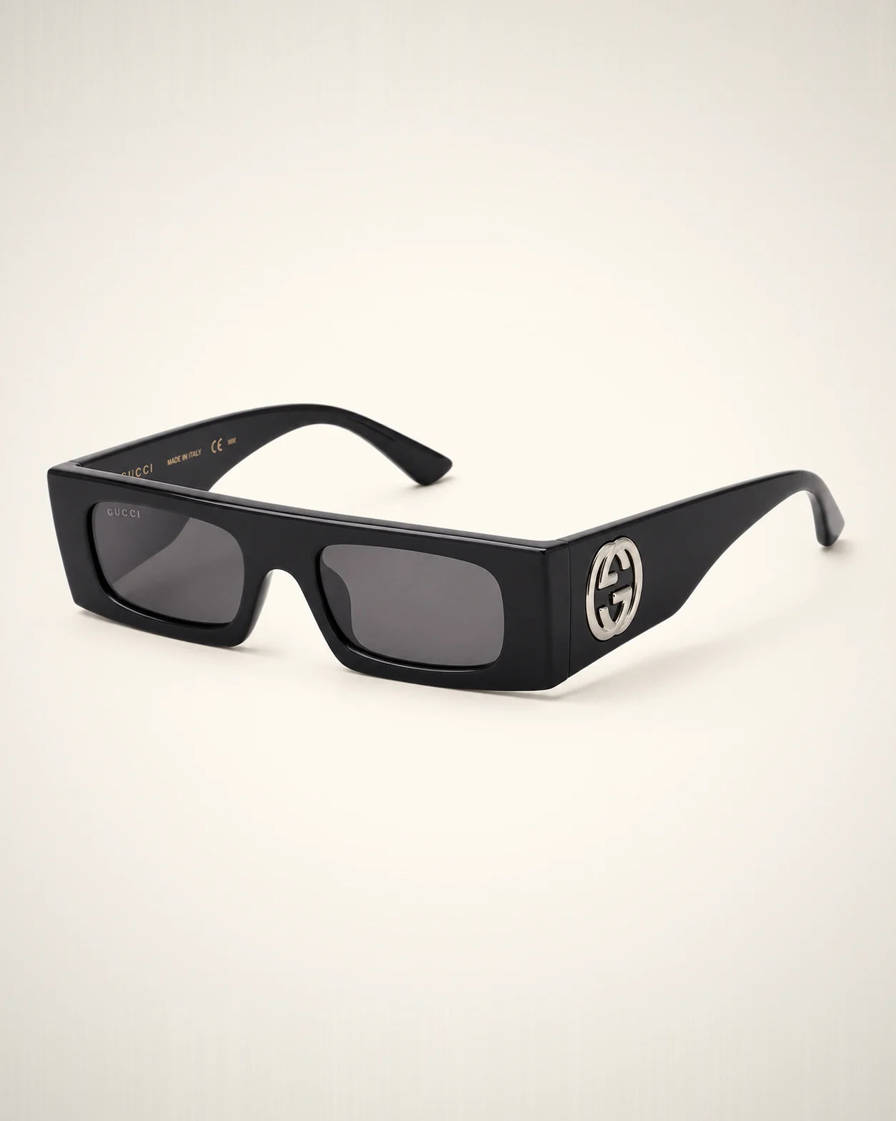 Gucci Rectangular GG Black Sunglasses, gafas de sol de lujo con perfil distintivo.