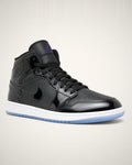 Jordan 1 Mid negro con paneles de charol, mediasuela blanca y outsole translúcido azul hielo.