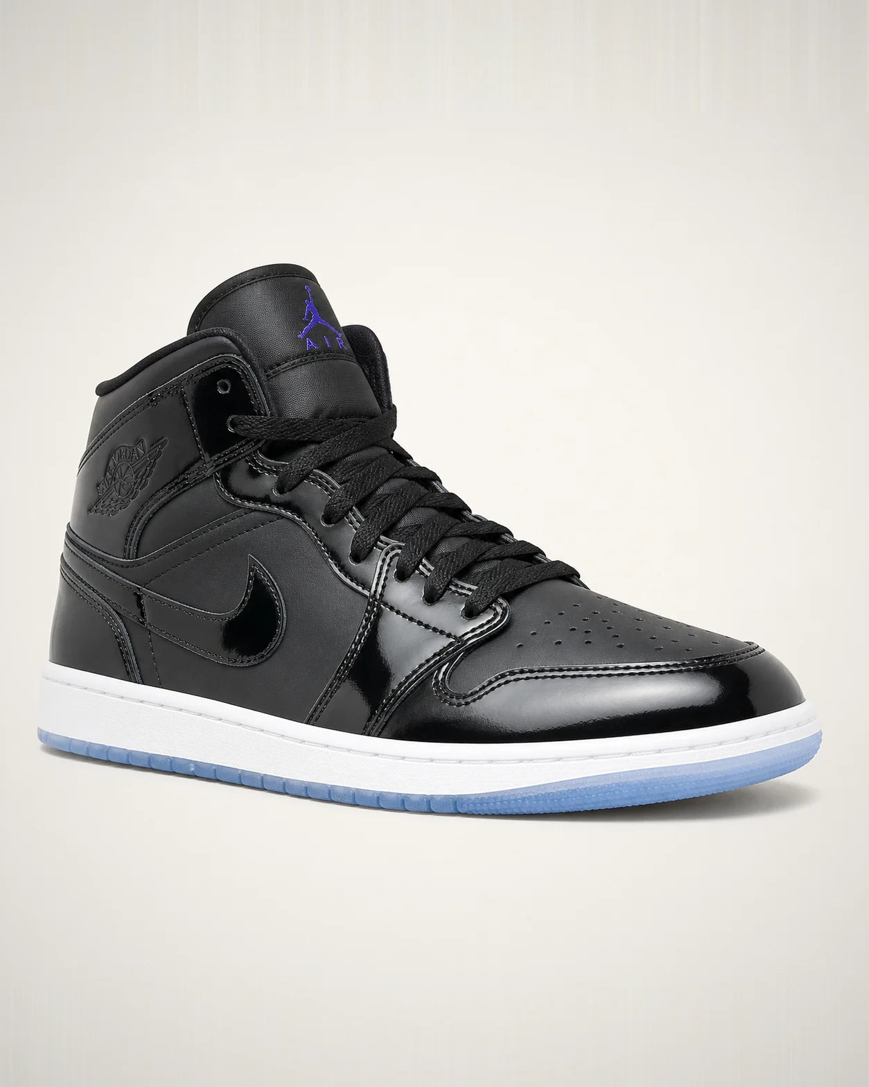 Jordan 1 Mid negro con paneles de charol, mediasuela blanca y outsole translúcido azul hielo.