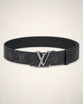 Louis Vuitton LV Initiales Eclipse Reversible Belt, cinturón de lujo de hebilla reconocible.