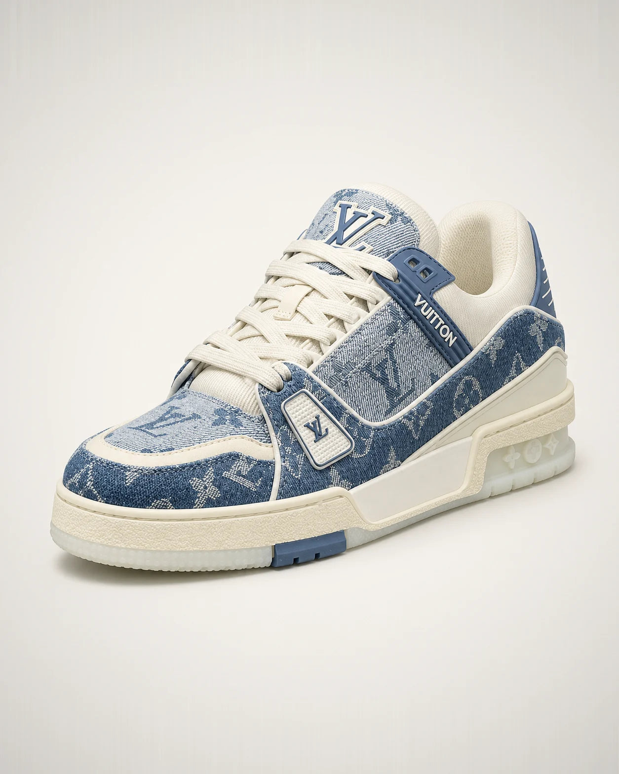 LV Trainer de denim azul lavado con monograma, doble correa y suela escalonada en marfil.