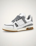 Trainer blanco y gris con monograma en relieve y suela de goma.