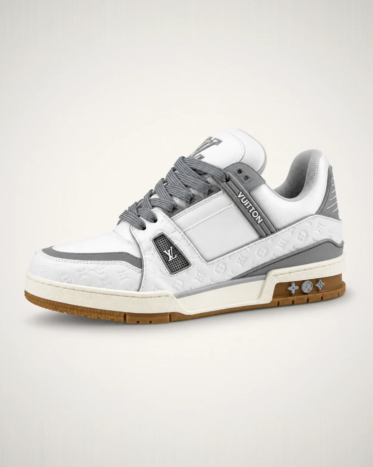 Trainer blanco y gris con monograma en relieve y suela de goma.