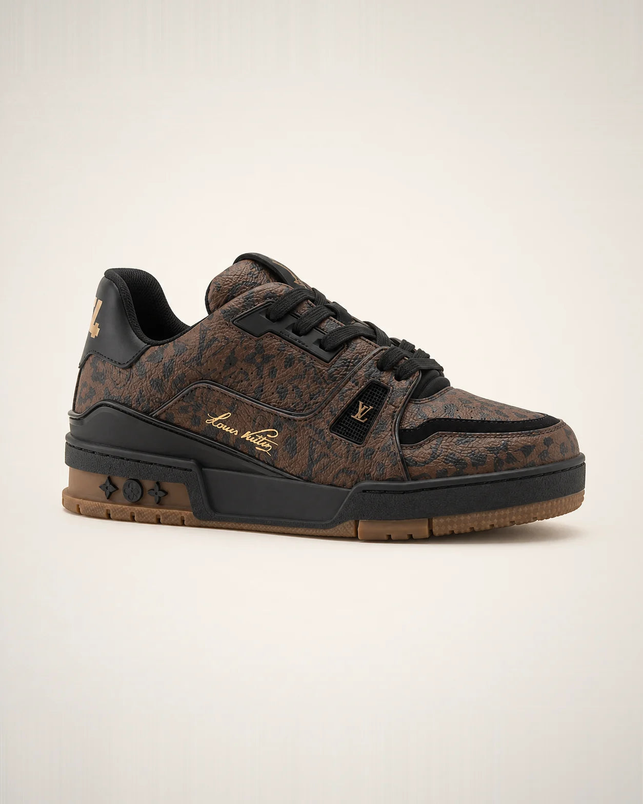 LV Trainer café con textura gráfica oscura, piel negra, detalles dorados y outsole color goma.