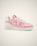 LV Trainer blanco con ilustración rosa tipo graffiti, paneles de piel y suela escalonada tonal.