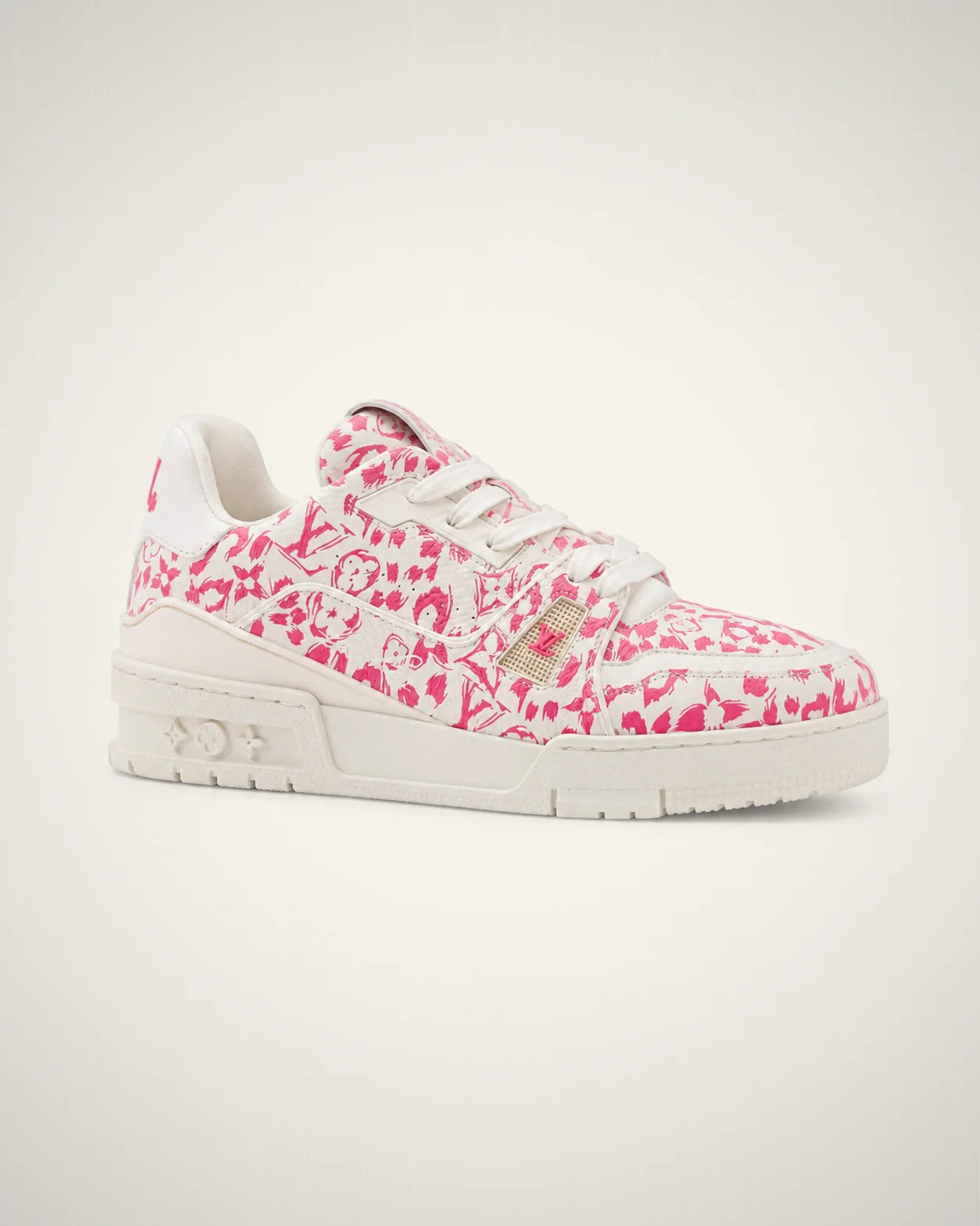 LV Trainer blanco con ilustración rosa tipo graffiti, paneles de piel y suela escalonada tonal.