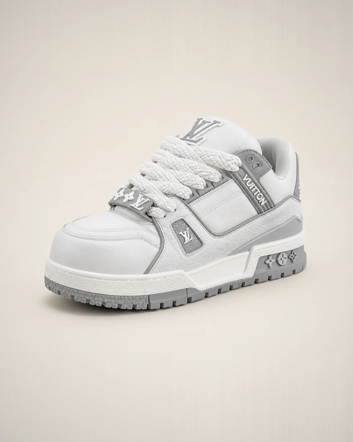 Trainer Maxi blanco y gris con cordones sobredimensionados y suela chunky de bloques.