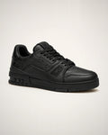LV Trainer monocromático negro en piel granulada con Monogram tonal y detalles #54.