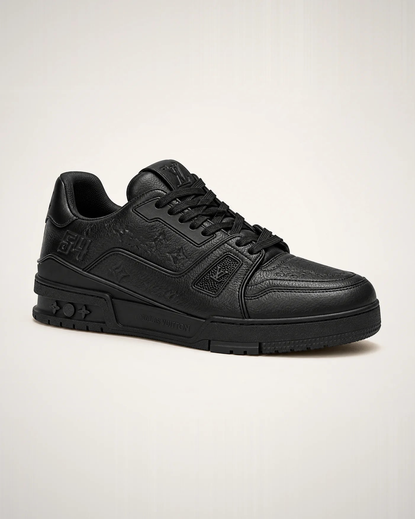LV Trainer monocromático negro en piel granulada con Monogram tonal y detalles #54.