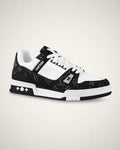 LV Trainer blanco y negro con Monogram textil, paneles de piel y suela técnica escalonada.