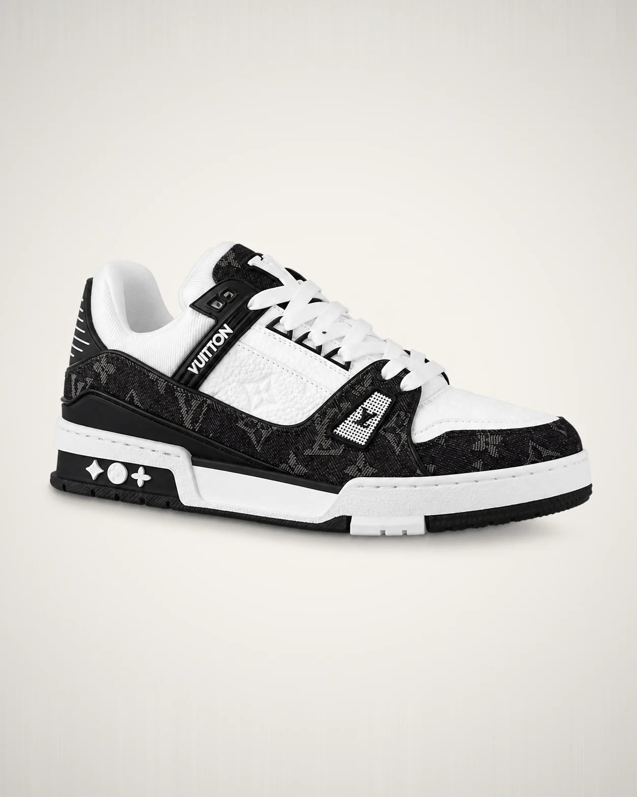 LV Trainer blanco y negro con Monogram textil, paneles de piel y suela técnica escalonada.