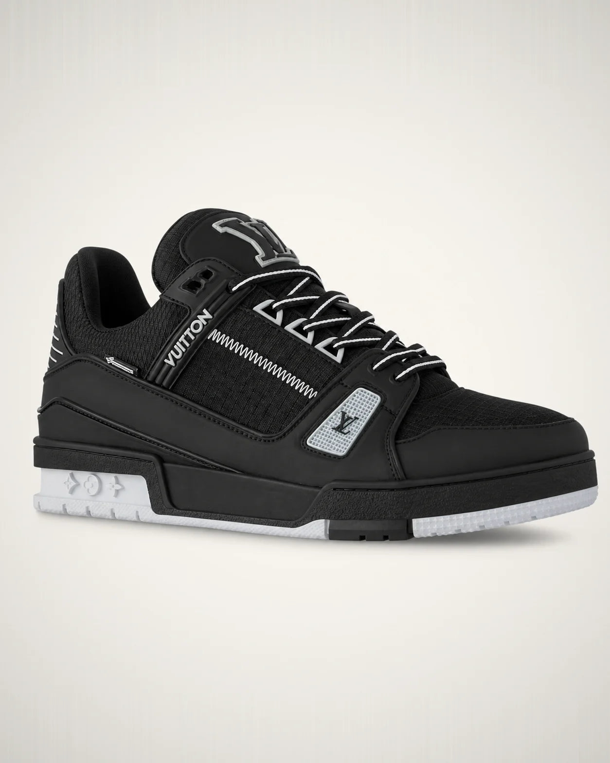 LV Trainer Ski negro técnico con costuras blancas, panel monograma y suela geométrica translúcida.