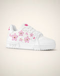 LV Trainer blanco con flores rosas de rostro sonriente, detalles fucsia y suela tonal.