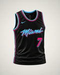 Jersey negro de alto contraste con acentos turquesa y rosa.