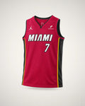 Jersey rojo con paneles negros y vivos amarillos.
