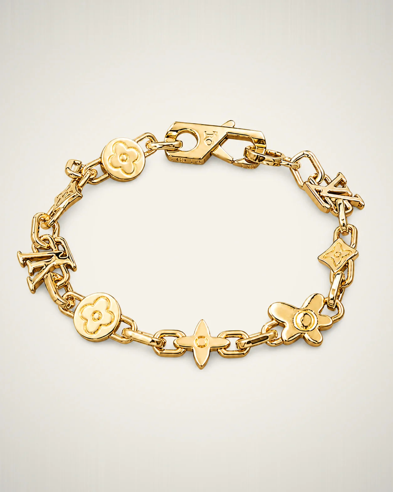 Pulsera dorada de eslabones y dijes gráficos.