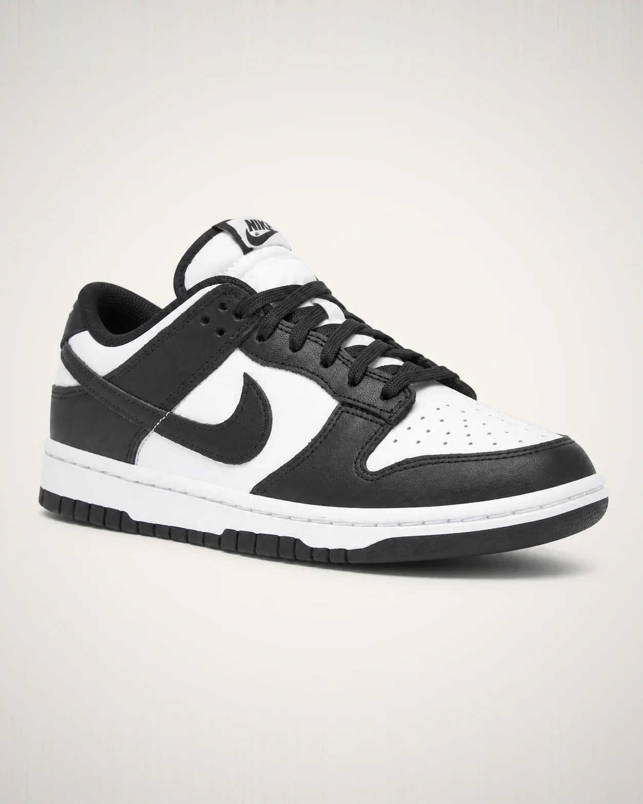 Dunk Low blanco y negro con paneles de piel contrastantes, mediasuela blanca y outsole negro.