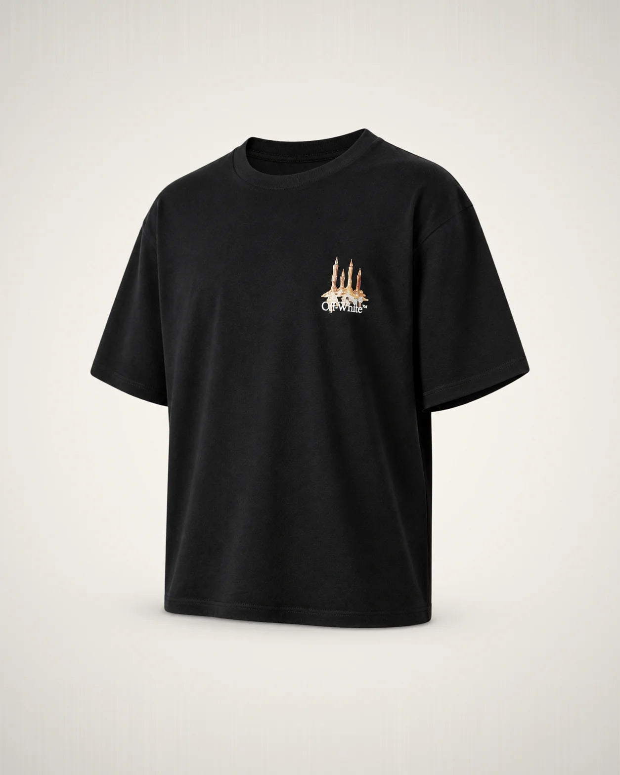 Playera negra con motivo frontal discreto y Arrow gráfico en espalda.
