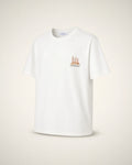 Playera blanca Arrow con frente discreto y espalda ilustrada.