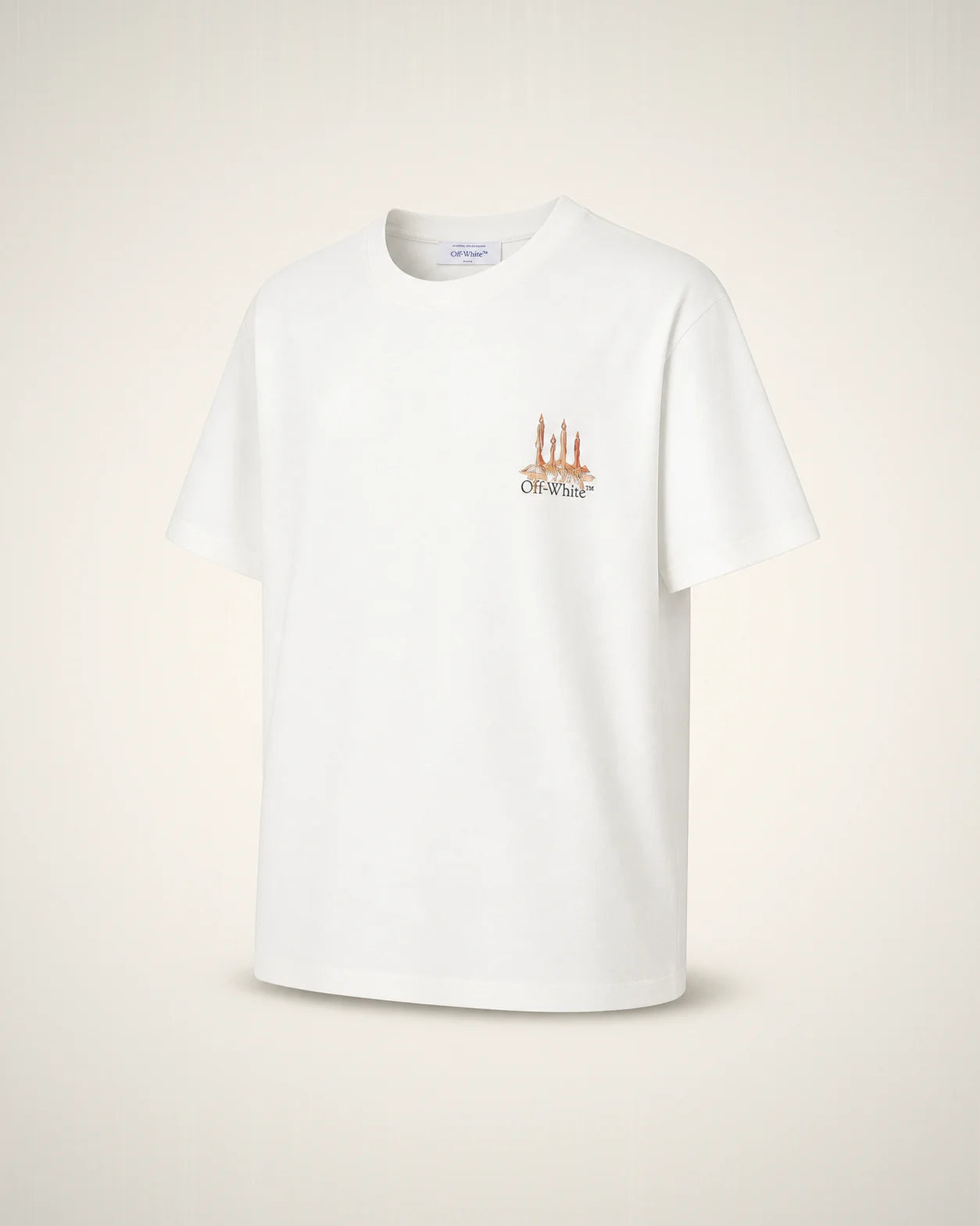 Playera blanca Arrow con frente discreto y espalda ilustrada.