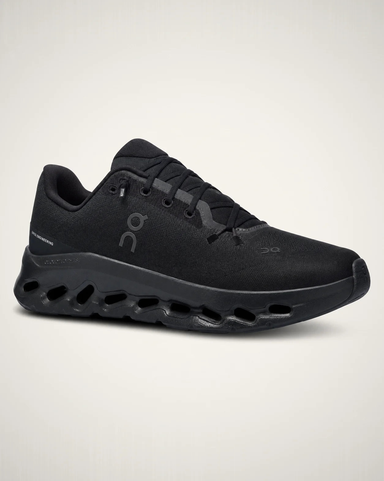 Cloudtilt all black de tejido ligero con perfil limpio y mediasuela CloudTec Phase ondulada.