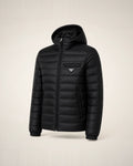 Puffer negra de Re-Nylon con capucha, cámaras estrechas y badge triangular.