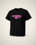 Playera negra con gráfico web rosa de estética Y2K.