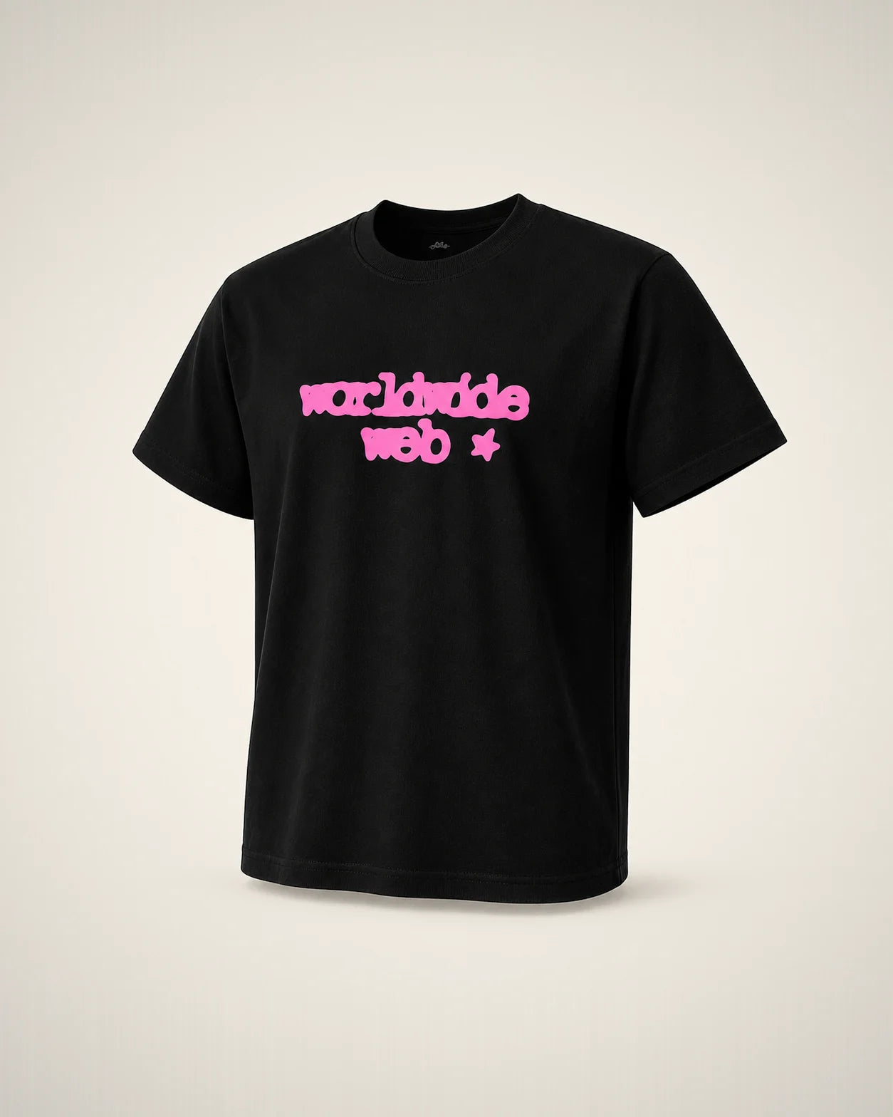 Playera negra con gráfico web rosa de estética Y2K.