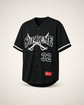 Jersey negro tipo béisbol con número 32.